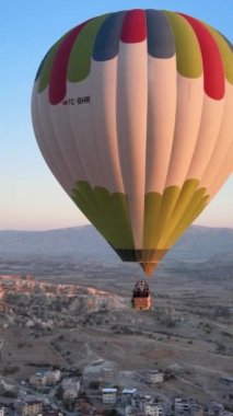 Kapadokya, Türkiye - balon fırlatılışının dikey videosu
