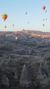 Kapadokya, Türkiye - balon fırlatılışının dikey videosu