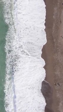 Sahildeki tatil köyünde. Hindi. Dikey video