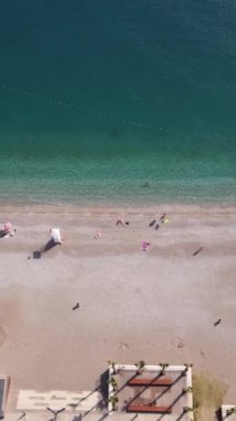 Sahildeki tatil köyünde. Hindi. Dikey video