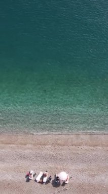 Sahildeki tatil köyünde. Hindi. Dikey video