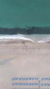 Sahildeki tatil köyünde. Hindi. Dikey video