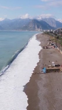 Sahildeki tatil köyünde. Hindi. Dikey video