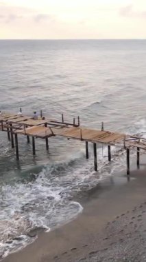Sahildeki tatil köyünde. Hindi. Dikey video