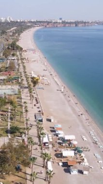 Sahildeki tatil köyünde. Hindi. Dikey video