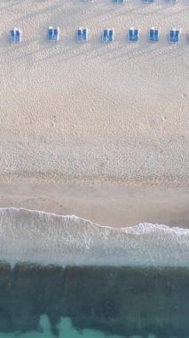 Sahildeki tatil köyünde. Hindi. Dikey video