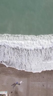 Sahildeki tatil köyünde. Hindi. Dikey video