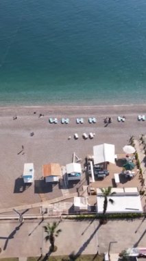 Sahildeki tatil köyünde. Hindi. Dikey video