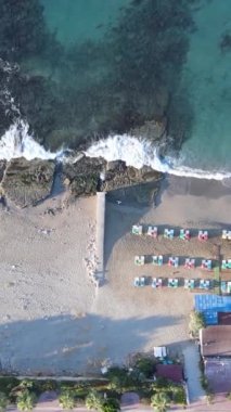 Sahildeki tatil köyünde. Hindi. Dikey video