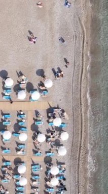 Sahildeki tatil köyünde. Hindi. Dikey video