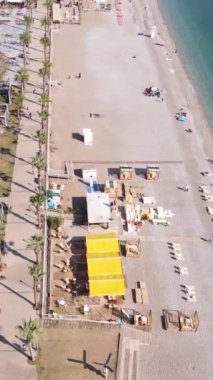 Sahildeki tatil köyünde. Hindi. Dikey video