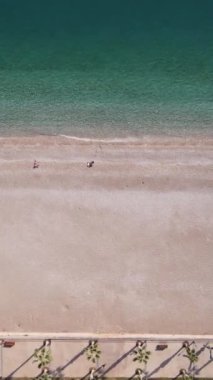 Sahildeki tatil köyünde. Hindi. Dikey video