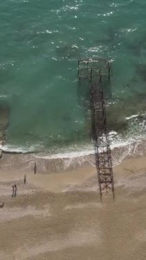 Sahildeki tatil köyünde. Hindi. Dikey video