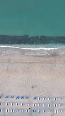 Sahildeki tatil köyünde. Hindi. Dikey video