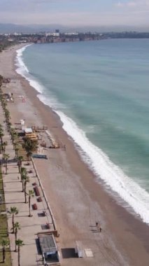 Sahildeki tatil köyünde. Hindi. Dikey video