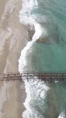 Sahildeki tatil köyünde. Hindi. Dikey video