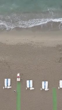 Sahildeki tatil köyünde. Hindi. Dikey video