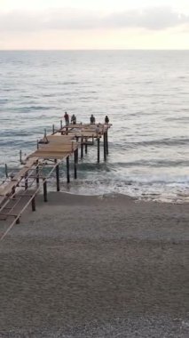 Sahildeki tatil köyünde. Hindi. Dikey video