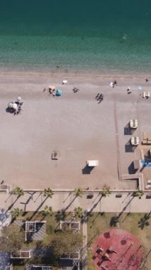 Sahildeki tatil köyünde. Hindi. Dikey video