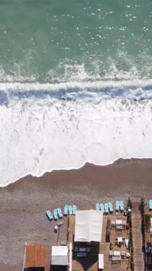 Sahildeki tatil köyünde. Hindi. Dikey video