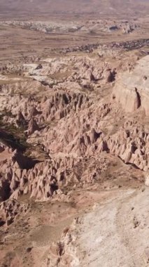 Kapadokya hava manzarası. Hindi. Goreme Ulusal Parkı. Dikey video