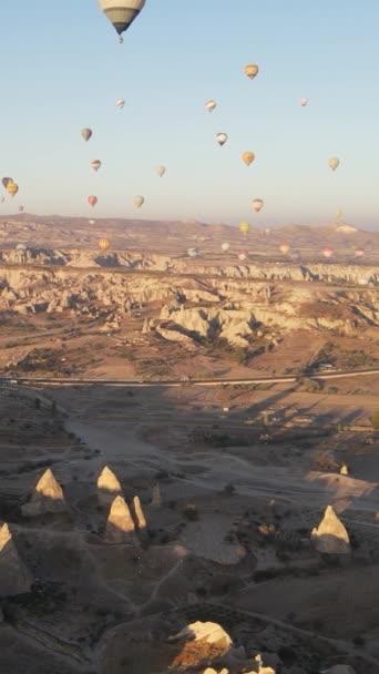 Capadocia, Turquía - vídeo vertical de lanzamiento de globos — Vídeo de stock