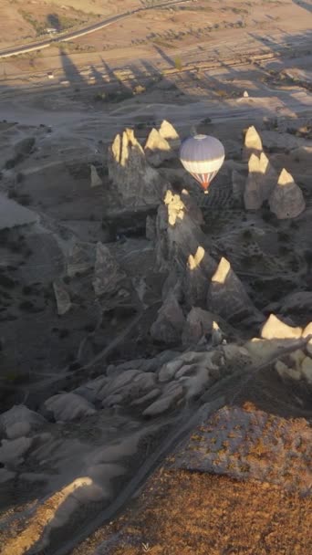 Capadocia, Turquía - vídeo vertical de lanzamiento de globos — Vídeo de stock