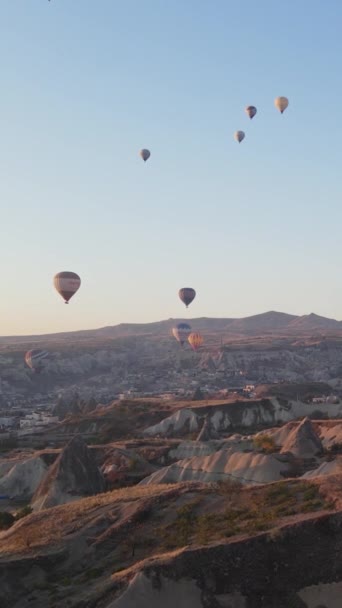 Kapadokya, Türkiye - balon fırlatılışının dikey videosu — Stok video