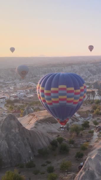 Capadócia, Turquia - vídeo vertical do lançamento do balão — Vídeo de Stock