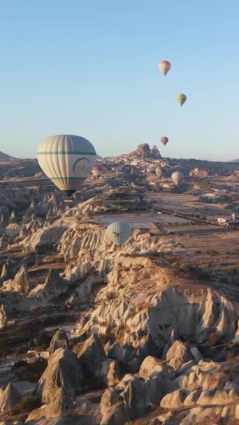Каппадокия, Турция - вертикальное видео запуска воздушного шара — стоковое видео