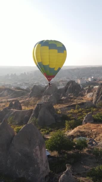 Cappadocia, Törökország - függőleges videó a ballon kilövéséről — Stock videók