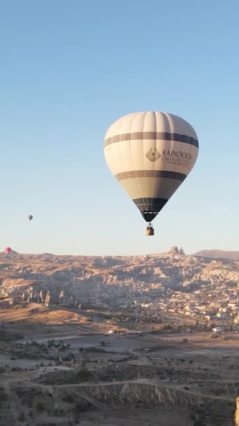 Cappadocia, Törökország - függőleges videó a ballon kilövéséről — Stock videók