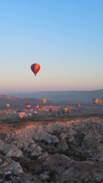 Kapadocja, Turcja - pionowe wideo z wystrzelenia balonu — Wideo stockowe