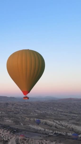 Capadocia, Turquía - vídeo vertical de lanzamiento de globos — Vídeo de stock