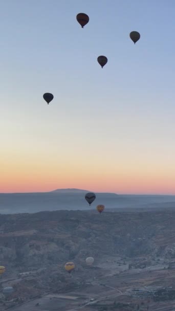 Kappadokien, Turkiet - vertikal video av ballonguppskjutning — Stockvideo