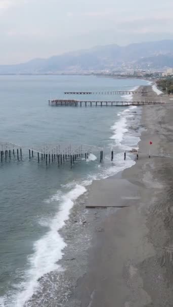 Strand a tengerparti üdülővárosban. Törökország. Függőleges videó — Stock videók