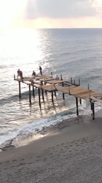 Strand a tengerparti üdülővárosban. Törökország. Függőleges videó — Stock videók
