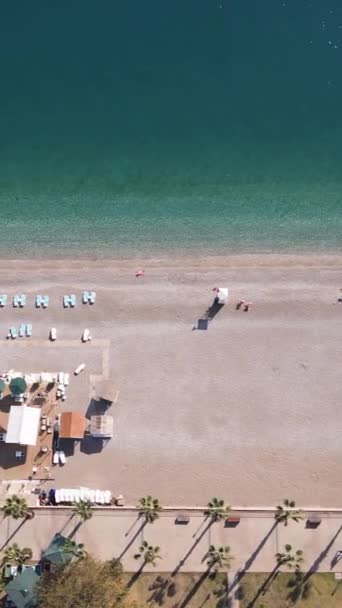 Stranden vid badorten. Turkiet. Vertikal video — Stockvideo