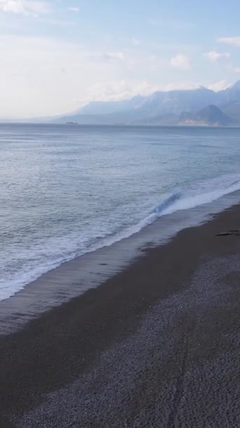 海辺のリゾートタウンでビーチ。トルコだ。垂直ビデオ — ストック動画