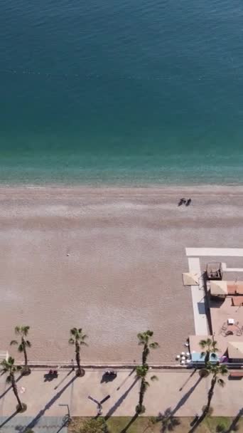 Παραλία στο παραθαλάσσιο θέρετρο. Τουρκία. Κάθετη βίντεο — Αρχείο Βίντεο