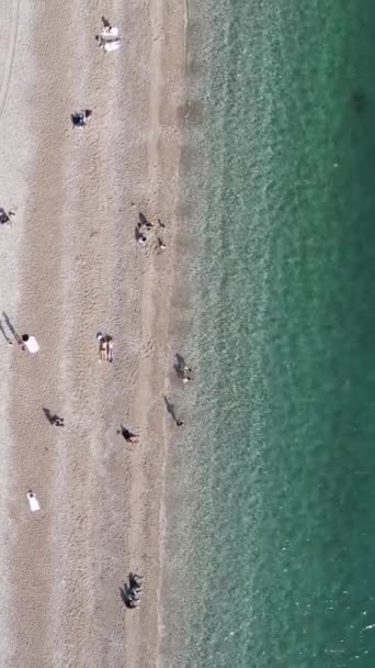 Praia na cidade balnear resort. A Turquia. Vídeo vertical — Vídeo de Stock