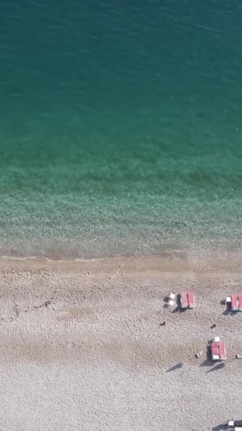 海辺のリゾートタウンでビーチ。トルコだ。垂直ビデオ — ストック動画