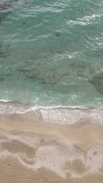 Strand im Badeort. Türkei. Vertikales Video — Stockvideo