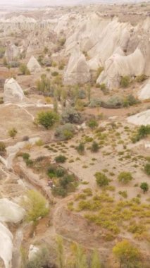 Kapadokya hava manzarası. Hindi. Goreme Ulusal Parkı. Dikey video