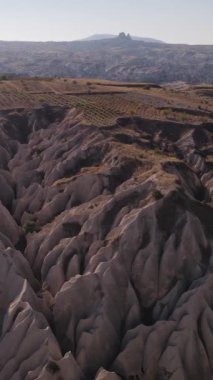 Kapadokya hava manzarası. Hindi. Goreme Ulusal Parkı. Dikey video