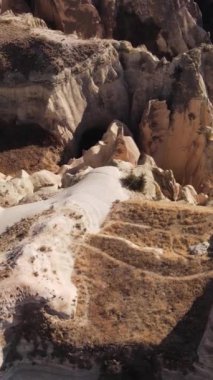 Kapadokya hava manzarası. Hindi. Goreme Ulusal Parkı. Dikey video