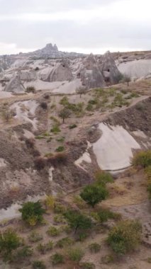 Kapadokya hava manzarası. Hindi. Goreme Ulusal Parkı. Dikey video