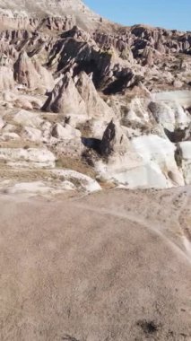 Kapadokya hava manzarası. Hindi. Goreme Ulusal Parkı. Dikey video