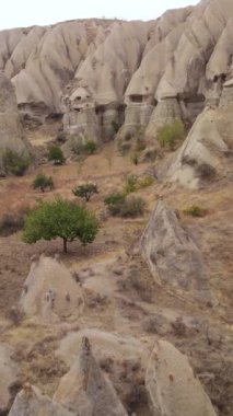 Kapadokya hava manzarası. Hindi. Goreme Ulusal Parkı. Dikey video