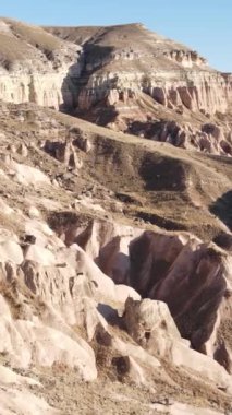 Kapadokya hava manzarası. Hindi. Goreme Ulusal Parkı. Dikey video